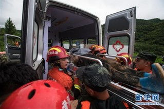 救援人员奋力救人