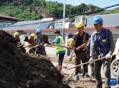 怀柔居民清理淤泥