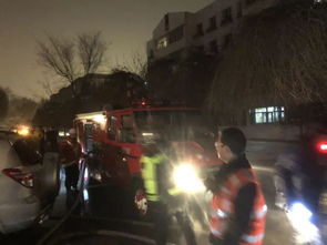 消防员救人画面