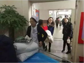 惊险！女子晕倒差点扒下前人大哥裤子，众人齐救助