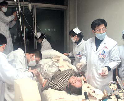医生救治病人现场