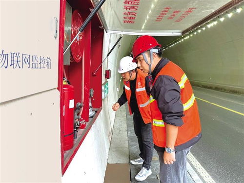 工作人员排查安全隐患