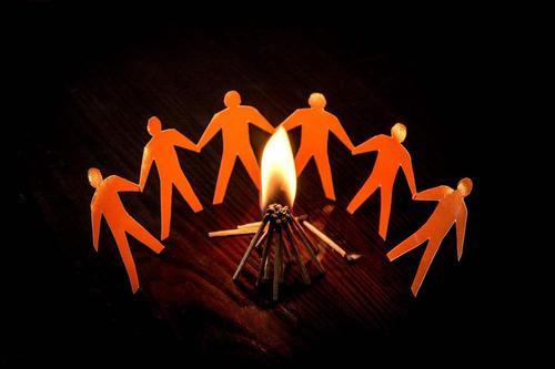 众人互助的情景