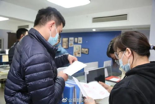 警察在现场取证