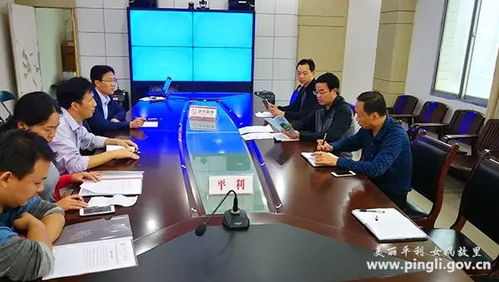 工作人员紧急部署防汛工作