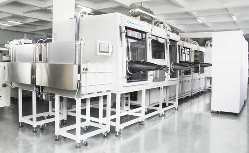 电池生产线上高度自动化的机械臂工作画面