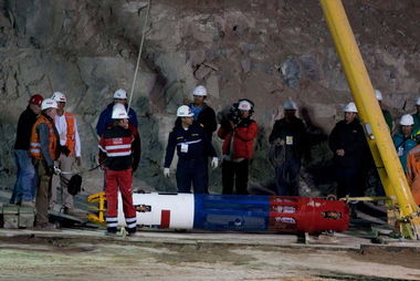 智利铜矿工人正在辛勤工作