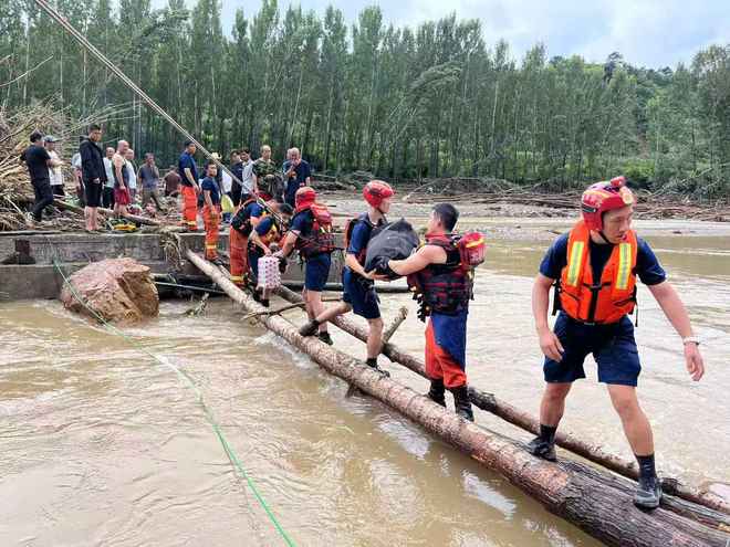 消防人员和村民一起搭建简易桥
