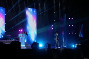 汪苏泷在舞台上表演