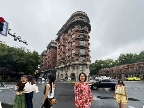 游客在武康大楼前拍照