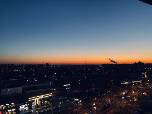 夜幕下灯火通明的私人游艇派对现场