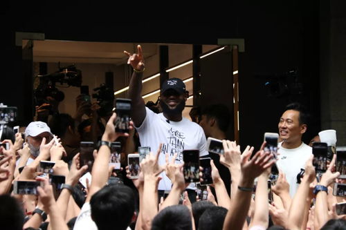 詹姆斯与球迷互动场景