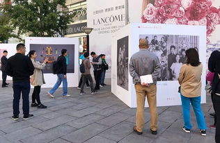 摄影展现场观众驻足观看