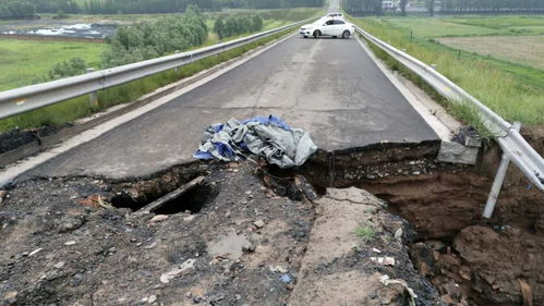 北京暴雨受损道路