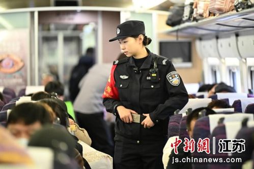 乘警给穿吊带女乘客发提示卡，背后真相令人深思！