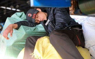 韩国演员晒上海快递员休息照引争议，背后故事令人深思