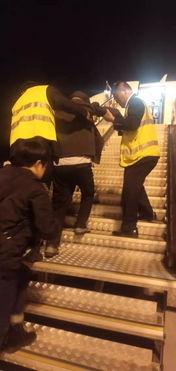 儿子硬推妈妈上救援飞机，座位有限背后的感人故事