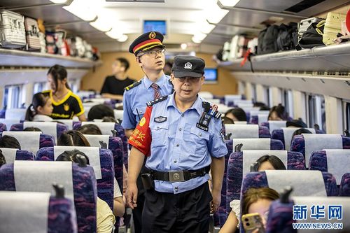 乘警正在巡逻车厢