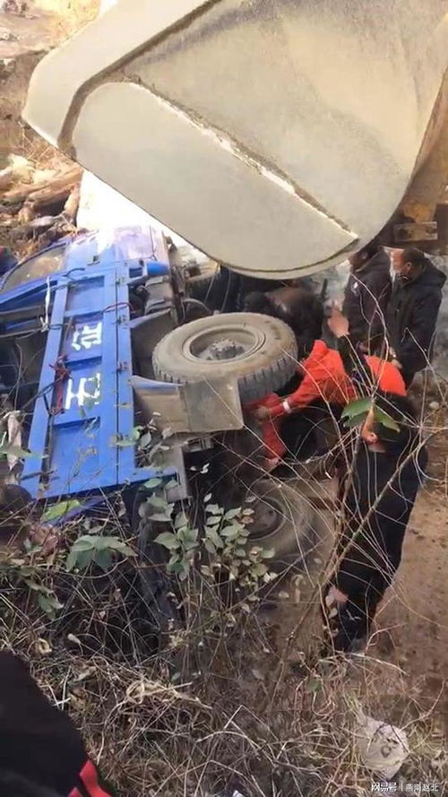 众人齐心协助救援