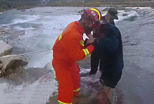救援队员在河水中奋力救人的画面