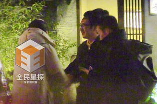 众人握手告别的场景