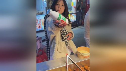 小女孩招待顾客