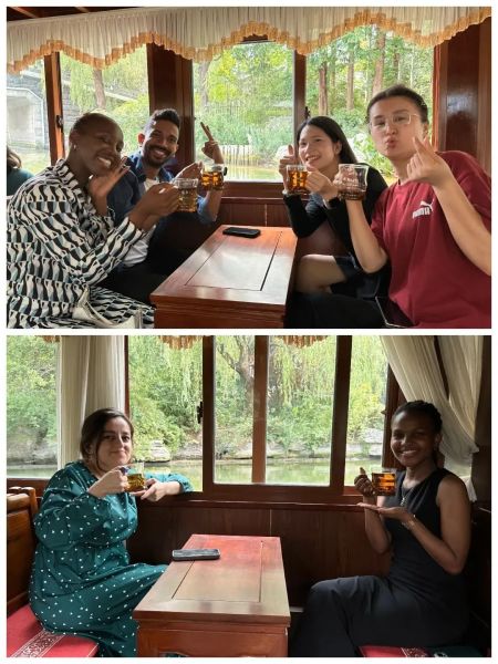 外国友人品尝中国茶后的笑容