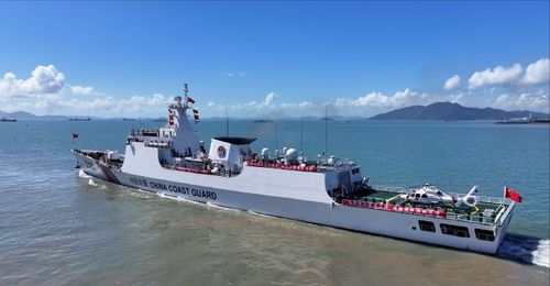 海警硬刚菲侵权船只，拖离视频首度曝光背后的惊险瞬间