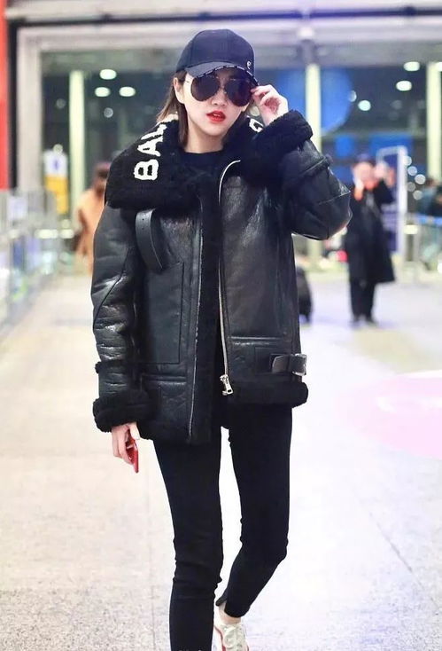 娜扎穿着黑色皮衣,酷帅十足