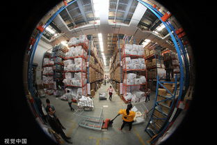 物流仓库忙碌场景