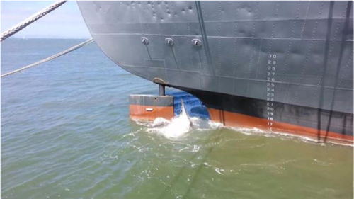 威武的军舰在大海中航行