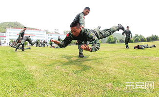 士兵在训练场奋力奔跑