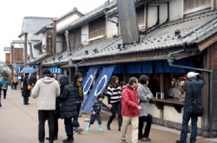 昆明129名游客滞留服务区，背后真相令人揪心！