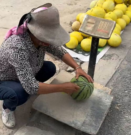 男子买西瓜遭骂，背后故事引深思