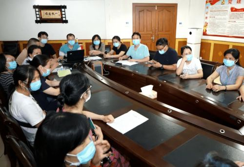 时尚专家讨论现场照片