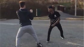 两人在训练时互相加油打气