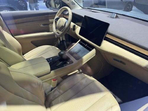 问界M8内部座椅布局