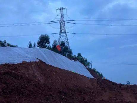 人们紧急转移物资