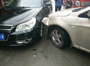 轿车在小区右转的画面