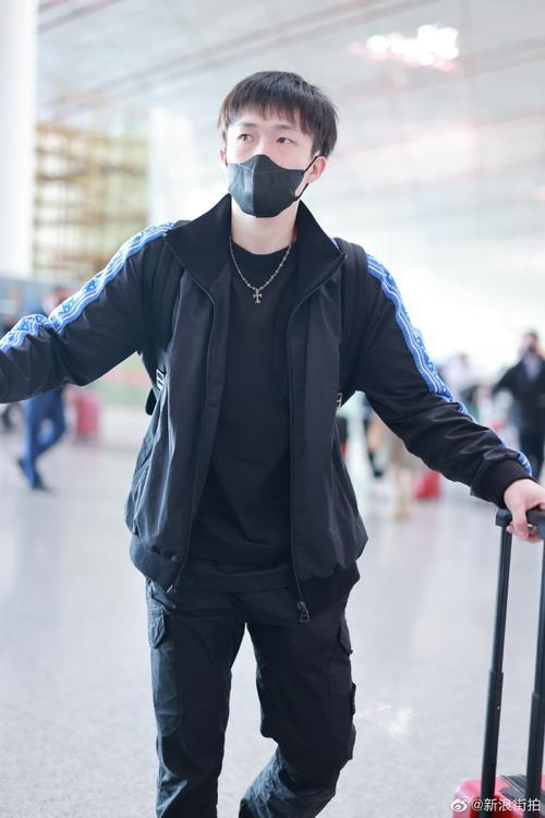 王楚钦戴表造型