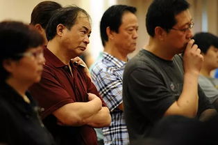 家属在临时安置点等待消息