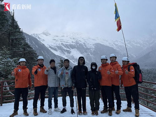 救援队伍在雪山上搜寻