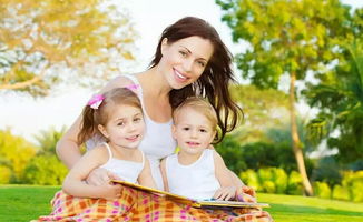 一对年轻夫妻带着孩子散步