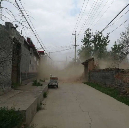 被冲毁的房屋残垣断壁