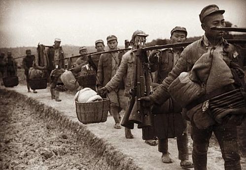 老金英勇面对日军枪口