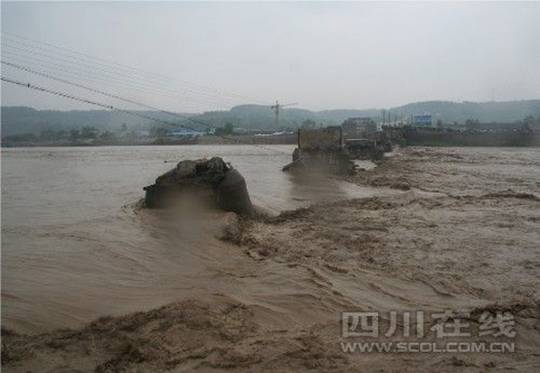 被洪水冲毁的桥梁