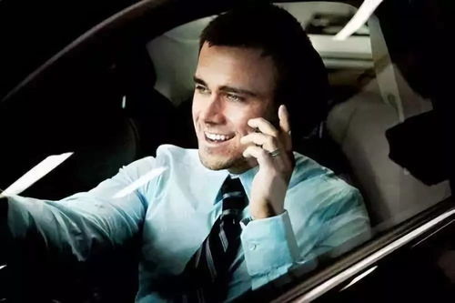 司机接受采访时的表情特写