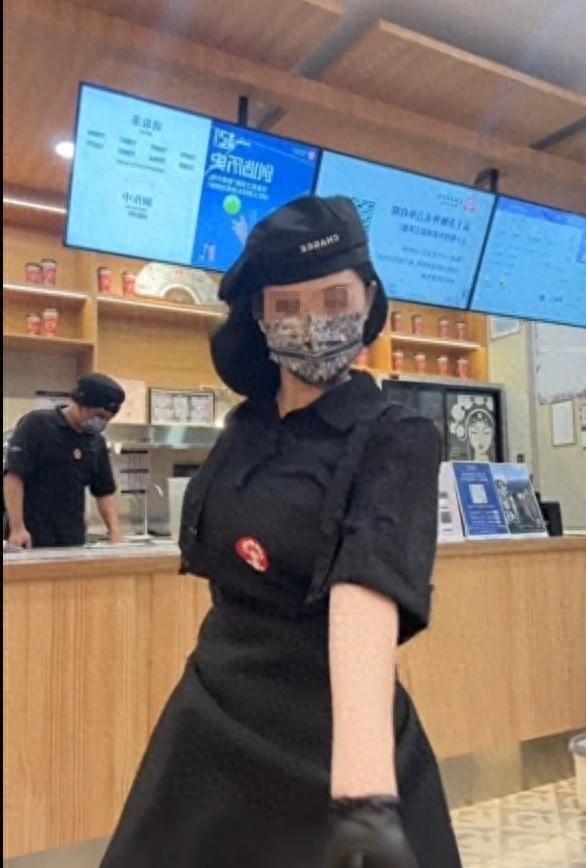 亮证女子是否为公职人员？抖音平台该彻查！