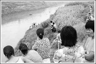 众人在河边搜寻