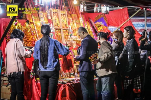 香客手捧免费清香虔诚祈祷